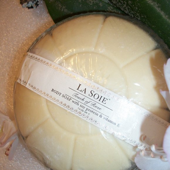 NEW LA SOIE Touch of Rose Body Soap in Custom Glass Dish Soy & Vitamin E Sealed - Picture 3 of 12